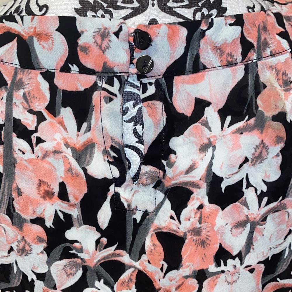 5/$50 Worthington Black and Coral Floral Cap Sleeve Blouse Size Medium - Picture 6 of 10